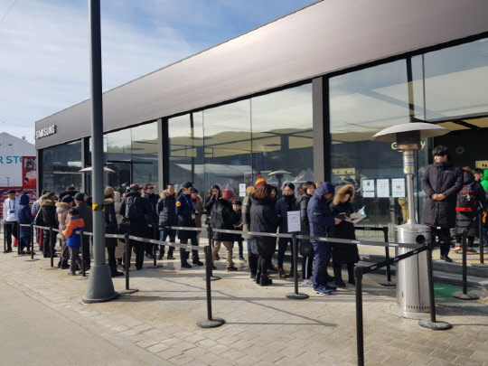 지난 16일 오전 2018 평창 동계올림픽 개막식이 열린 강원도 평창군 대관령면 횡계리 올림픽 플라자 내 삼성전자 홍보관에 입장하기 위해 관람객들이 걸음을 재촉하고 있다.